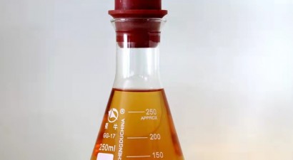 牡丹籽精油，又稱(chēng)牡丹油，是由牡丹籽提取的木本堅(jiān)果植物油